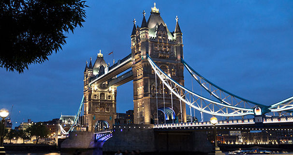 london-tour-tower-bridge-dusk-2015.jpg